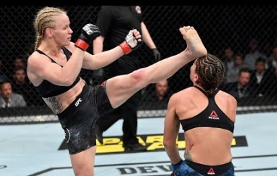 VIDEO: Shevchenko khiến đối thủ rơi vào vô thức chỉ bằng một cú đá