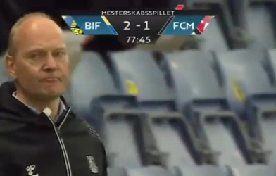 VIDEO: HLV lộ chiến thuật cho cả sân biết nhưng CLB vẫn thắng