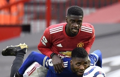 Cầu thủ MU mang thiết bị lạ vào sân