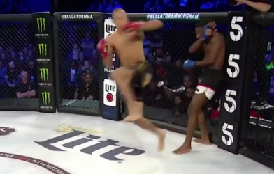 VIDEO: Võ sĩ dùng 'hư ảnh cước' để knock-out đối thủ bằng một đấm