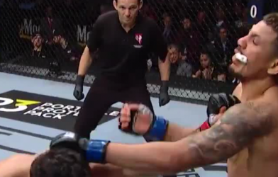 Klose bị đấm văng cả hàm bảo hộ