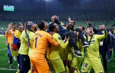 Villarreal ăn mừng cuồng nhiệt khi đoạt Cúp C2 trước mũi MU