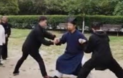 VIDEO: Đạo trưởng Võ Đang cho hai thanh niên thấy sức mạnh của khí công