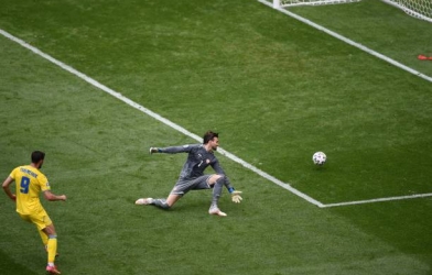 Sao Ukraina dứt điểm tinh tế hạ gục thủ môn Macedonia