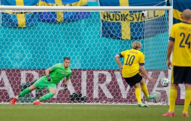Sao Thụy Điển mở tỷ số thành công trên chấm phạt đền