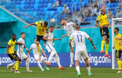 Lustig đánh đầu gây sóng gió cho Slovakia