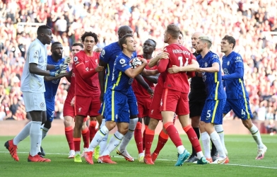 Chelsea hòa Liverpool trong thế thiếu người