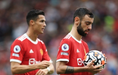 Bruno Fernandes bị 'người nhà' chỉ trích dữ dội vì xin lỗi fan MU