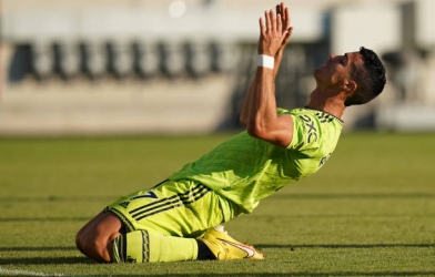 Ronaldo lập kỷ lục cực buồn trong ngày MU 'vụn vỡ' trước Brentford