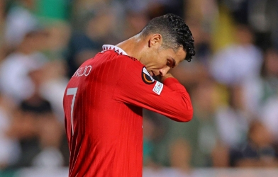 Dứt điểm như 'gã hề', Ronaldo thiết lập kỷ lục tồi tệ nhất sự nghiệp