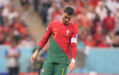 Phẫn nộ vì dự bị, Ronaldo nổi điên đập thô bạo 'niềm tự hào' của cuộc đời