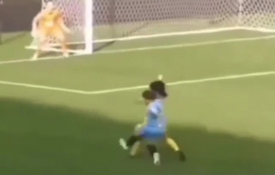 Video: Ngã ngửa với tình huống 'chọn vị trí' khó đỡ của thủ môn