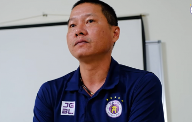 HLV Chu Đình Nghiêm rơm rớm nước mắt trong ngày chia tay CLB Hà Nội