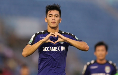 'Tiền đạo ĐTVN' lập hattrick đẳng cấp, Bình Dương hạ Nam Định