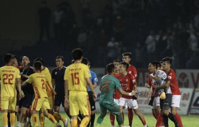 Cầu thủ CLB TP.HCM đồng loạt tố 'trọng tài không có lương tâm'