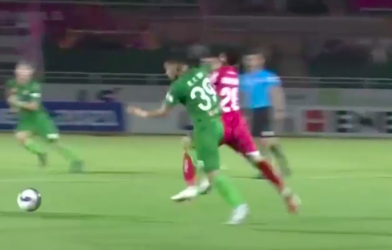 Giật cùi chỏ thô bạo, cầu thủ Sài Gòn bị đuổi khỏi sân