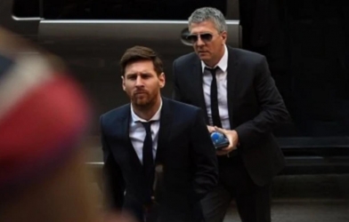 Một đời đứng sau Messi