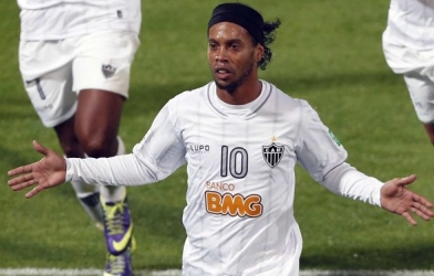 Vượt Neymar, Ronaldinho làm Vua Nam Mỹ 2013