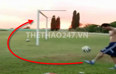 Video bóng đá: Messi ghi bàn 'siêu độc' từ phía sau khung thành