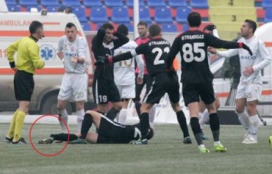 Video bóng đá: 7 pha phạm lỗi rùng rợn trong năm 2013