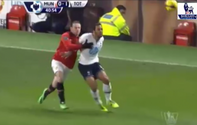 Video bóng đá: Rooney nổi đóa với cầu thủ Tottenham