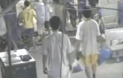 Video: Bị đánh hội đồng vì trộm xe ở sân bóng