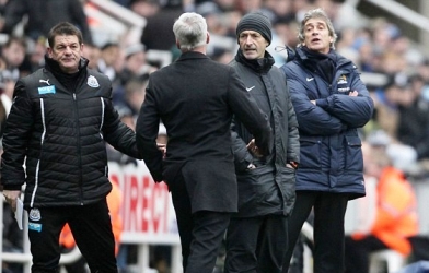 HLV Newcastle: Hết doạ tát Mourinho lại chửi Pellegrini