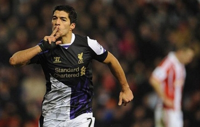 Suarez lập cú đúp, Liverpool nghẹt thở vào tốp 4
