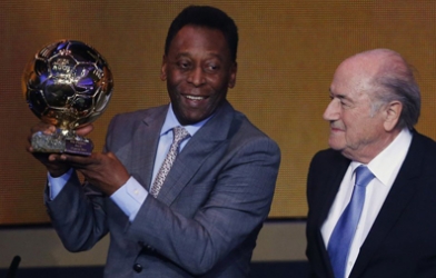 Pele nhận 'Quả bóng Vàng danh dự'