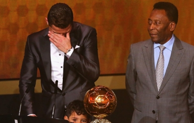 'Cậu đã khóc nhiều quá nên người ta tặng cho cậu Quả bóng vàng'