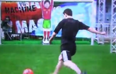 Video: Messi “phát điên” với thủ môn người máy