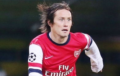 Rosicky và các cầu thủ từng đeo mặt nạ thi đấu
