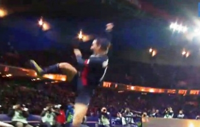 Ibrahimovic thi triển võ thuật khi ăn mừng