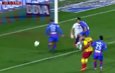Video bàn thắng: Hậu vệ Levante 'bị ép' phải phản lưới cho Barca