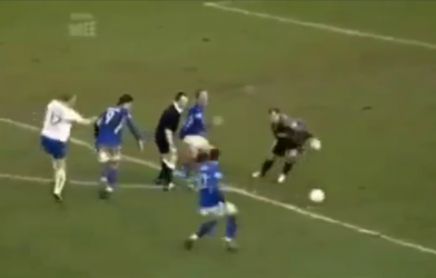 Video hài hước: Pha phạm lỗi và đá phạt cực kỳ hài hước