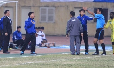 Văn Sỹ Sơn bị phạt nặng vì xúc phạm trọng tài