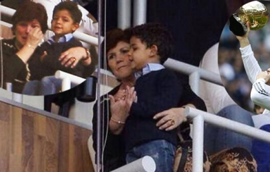 Mẹ CR7 cảm động rơi lệ trong lễ vinh danh Quả Bóng Vàng