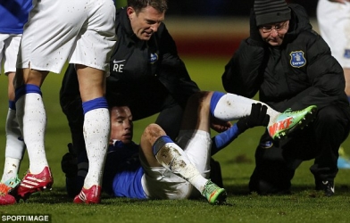 Video bóng đá: Cận cảnh Oviedo bị gãy đôi chân