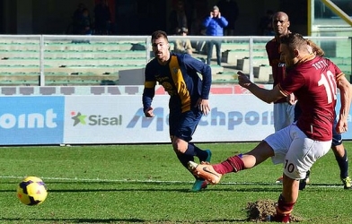 Totti ghi bàn, Roma thu hẹp khoảng cách với Juve