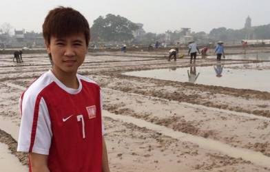 Nghỉ Tết, tuyển thủ nữ ra đồng cấy lúa