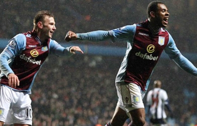 Benteke, Adam Johnson tỏa sáng; Aston Villa, Sunderland chiến thắng