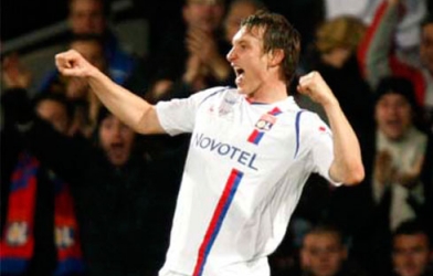 Arsenal chiêu mộ tiền vệ Kim Kallstrom