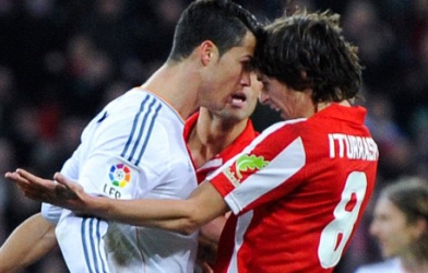 Đánh nguội, ẩu đả với đối phương, C.Ronaldo nhận THẺ ĐỎ