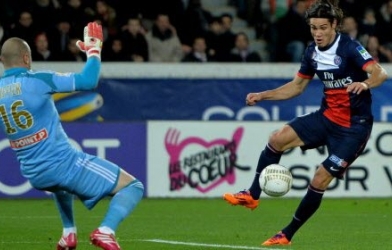 Video bóng đá: Cavani lừa bóng điệu nghệ như Rô béo