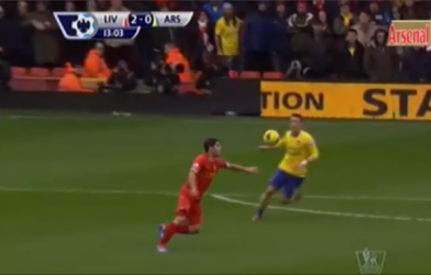 Video bóng đá: Tuyệt phẩm bị bỏ lỡ đáng tiếc của Suarez