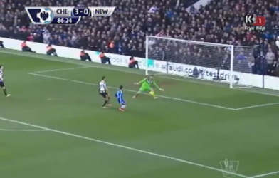 Video bóng đá: Pha bỏ lỡ đáng tiếc của Mohamed Salah