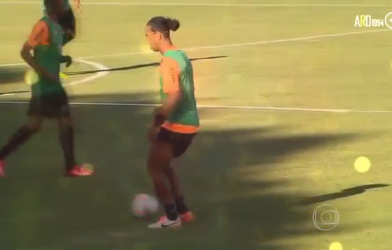 Video bóng đá: Ronaldinho diễn xiếc trên sân tập