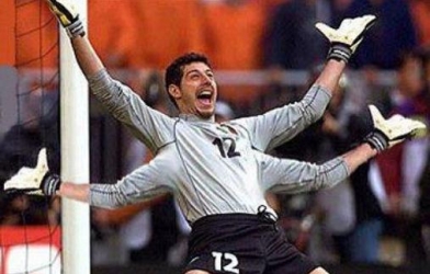 Video hài hước: Thủ môn và cầu thủ trêu ngươi nhau trong tình huống penalty