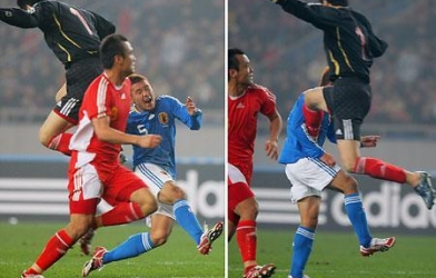 Video: Cầu thủ Trung Quốc bỏ bóng chơi kungfu với Nhật Bản