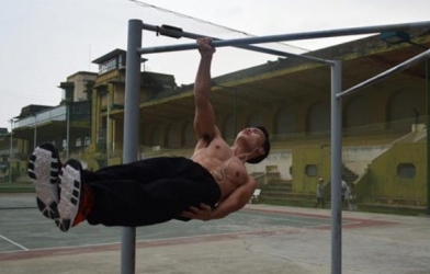 Video thể thao: Bài tập luyện thể dục đường phố ở Sài Gòn